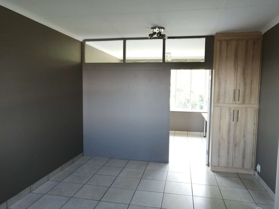 To Let 2 Bedroom Property for Rent in Waverley Gauteng