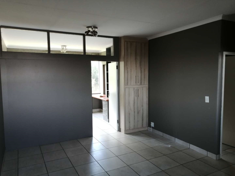 To Let 2 Bedroom Property for Rent in Waverley Gauteng