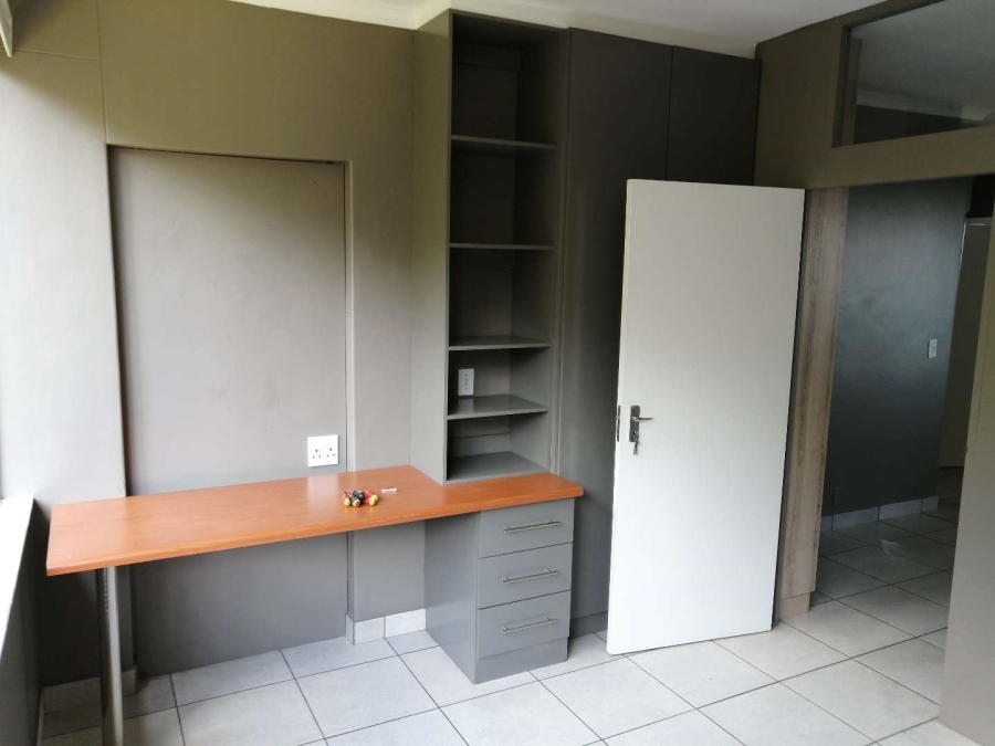 To Let 2 Bedroom Property for Rent in Waverley Gauteng