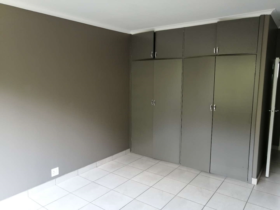 To Let 2 Bedroom Property for Rent in Waverley Gauteng