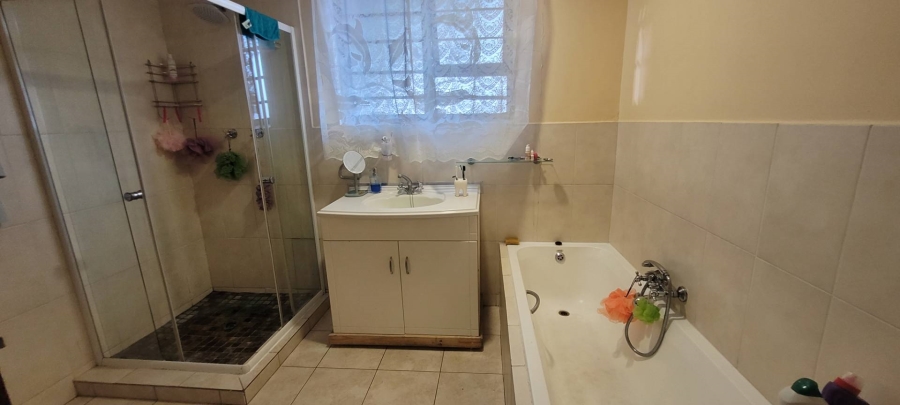 To Let 2 Bedroom Property for Rent in Constantia Kloof Gauteng