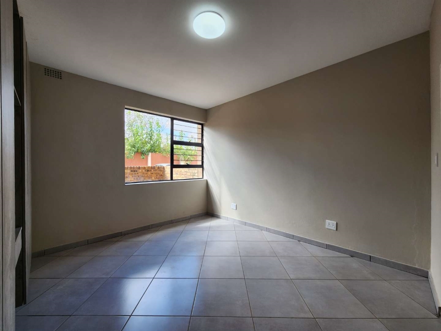 To Let 2 Bedroom Property for Rent in New Redruth Gauteng