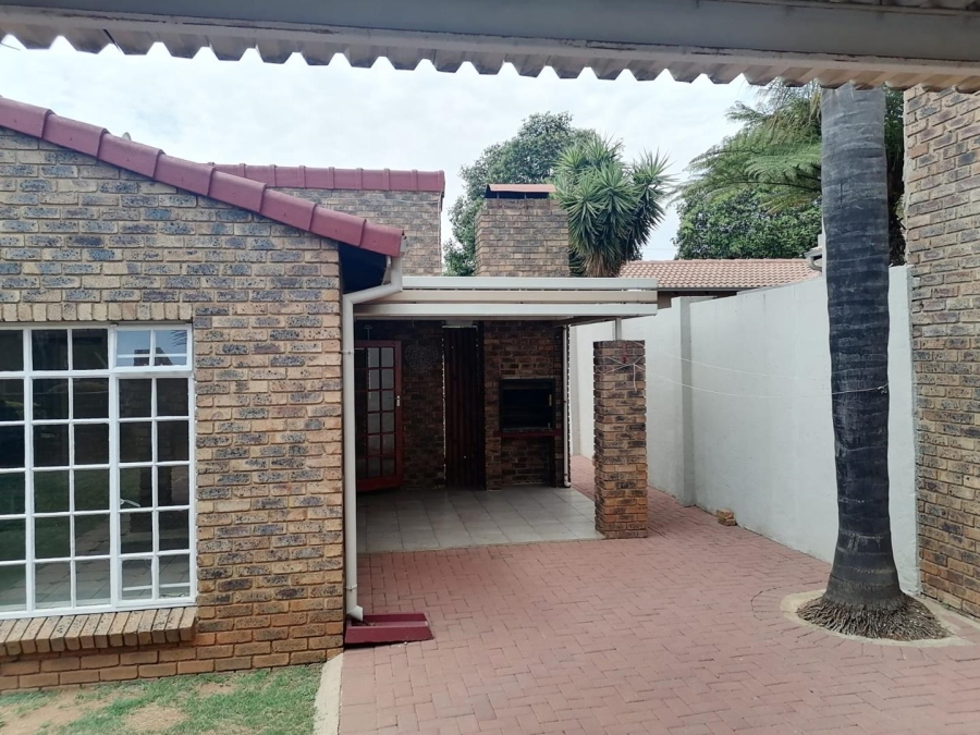 2 Bedroom Property for Sale in Glen Marais Ext 22 Gauteng