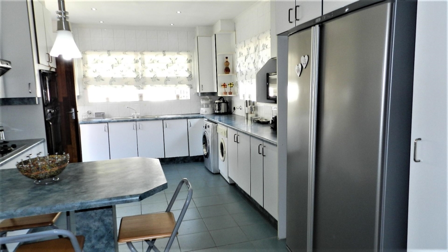 6 Bedroom Property for Sale in Brackendowns Gauteng