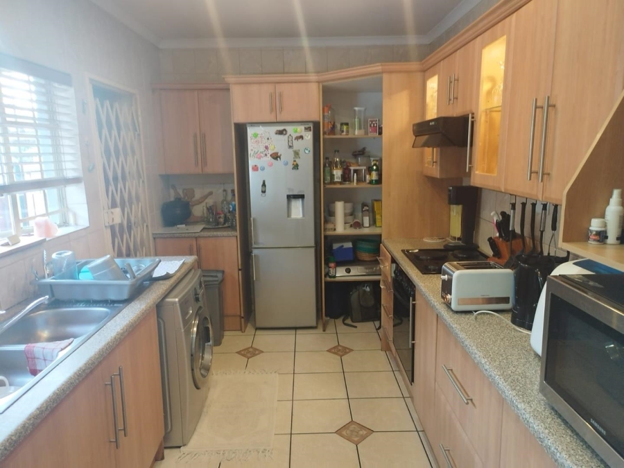 To Let 3 Bedroom Property for Rent in Brackendowns Gauteng