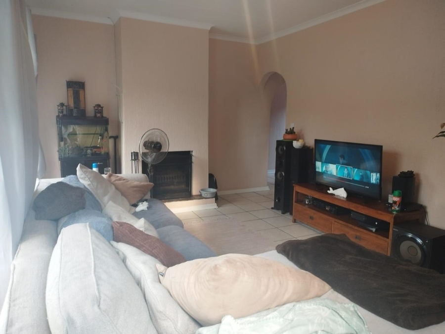 To Let 3 Bedroom Property for Rent in Brackendowns Gauteng