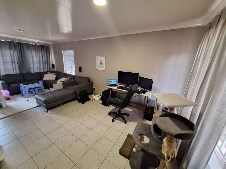 To Let 2 Bedroom Property for Rent in Weltevreden Park Gauteng