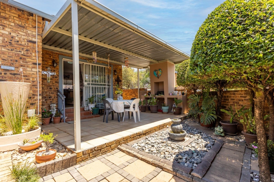 2 Bedroom Property for Sale in Wilgeheuwel Gauteng