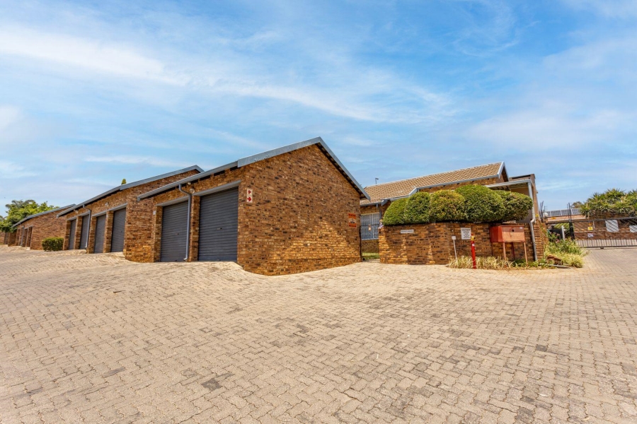 2 Bedroom Property for Sale in Wilgeheuwel Gauteng