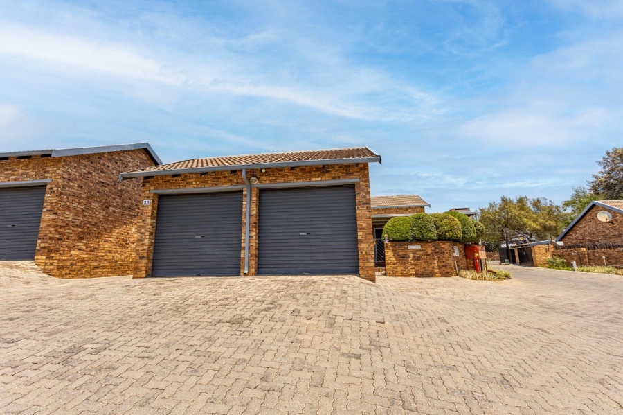 2 Bedroom Property for Sale in Wilgeheuwel Gauteng