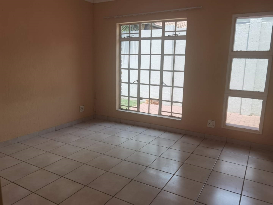 2 Bedroom Property for Sale in Glen Marais Gauteng