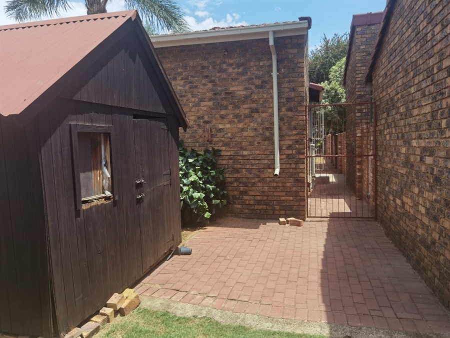 2 Bedroom Property for Sale in Glen Marais Gauteng