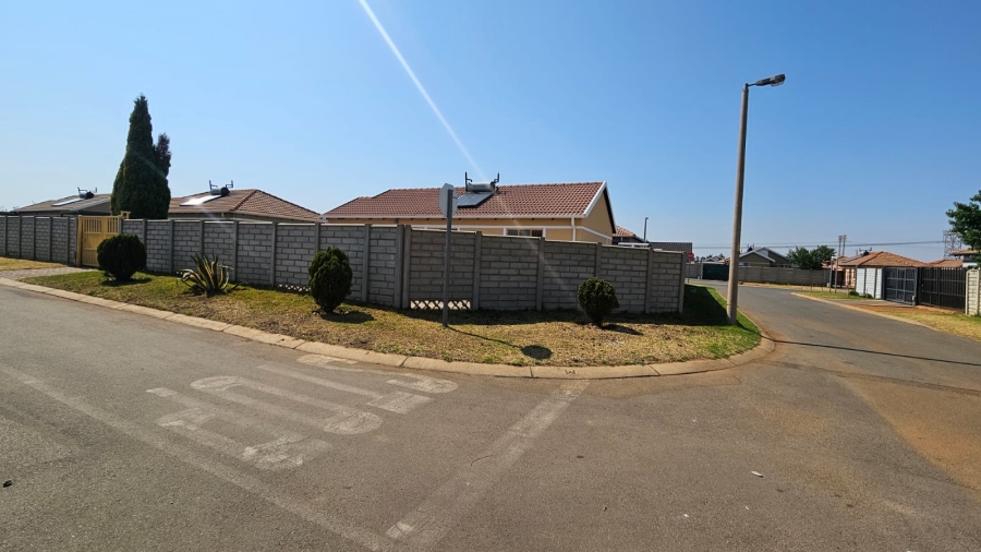 3 Bedroom Property for Sale in Albertsdal Gauteng