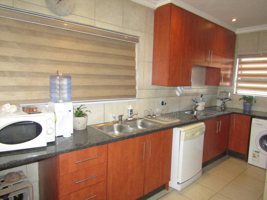 To Let 4 Bedroom Property for Rent in Rouxville Gauteng