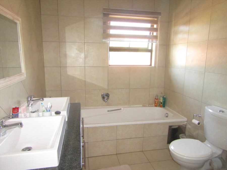 To Let 4 Bedroom Property for Rent in Rouxville Gauteng