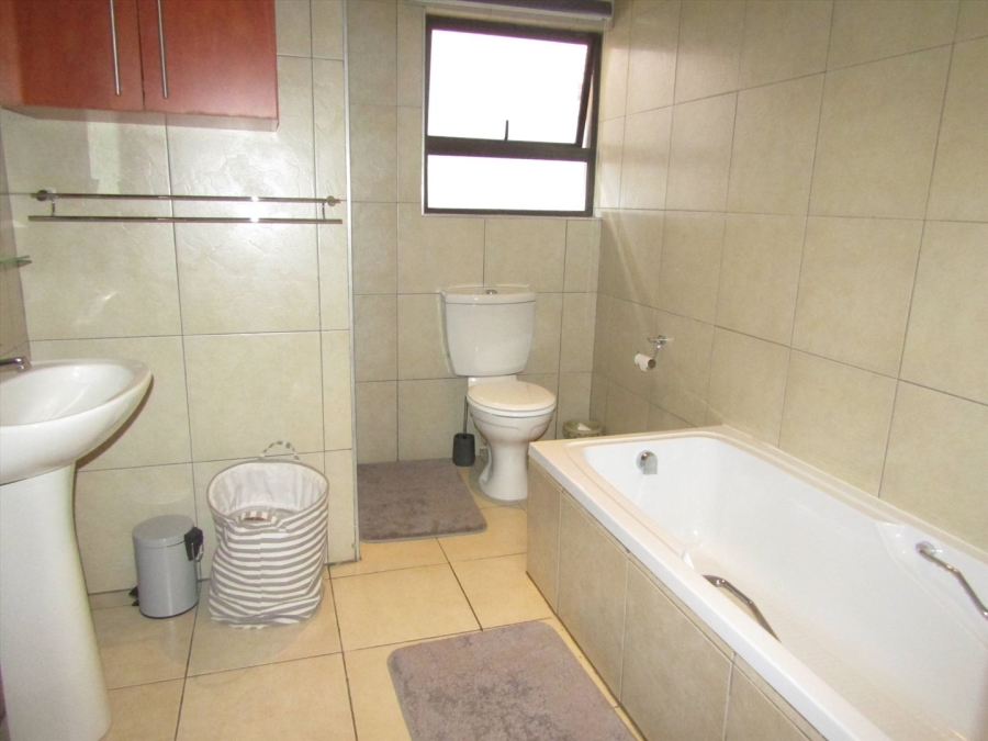 To Let 4 Bedroom Property for Rent in Rouxville Gauteng