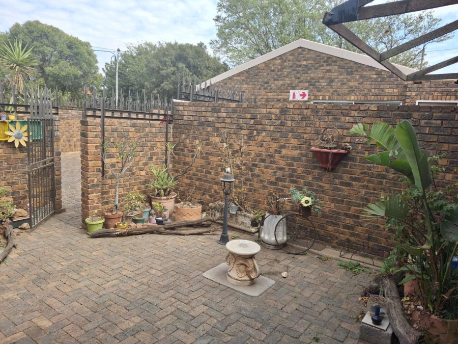 To Let 3 Bedroom Property for Rent in South Crest Gauteng