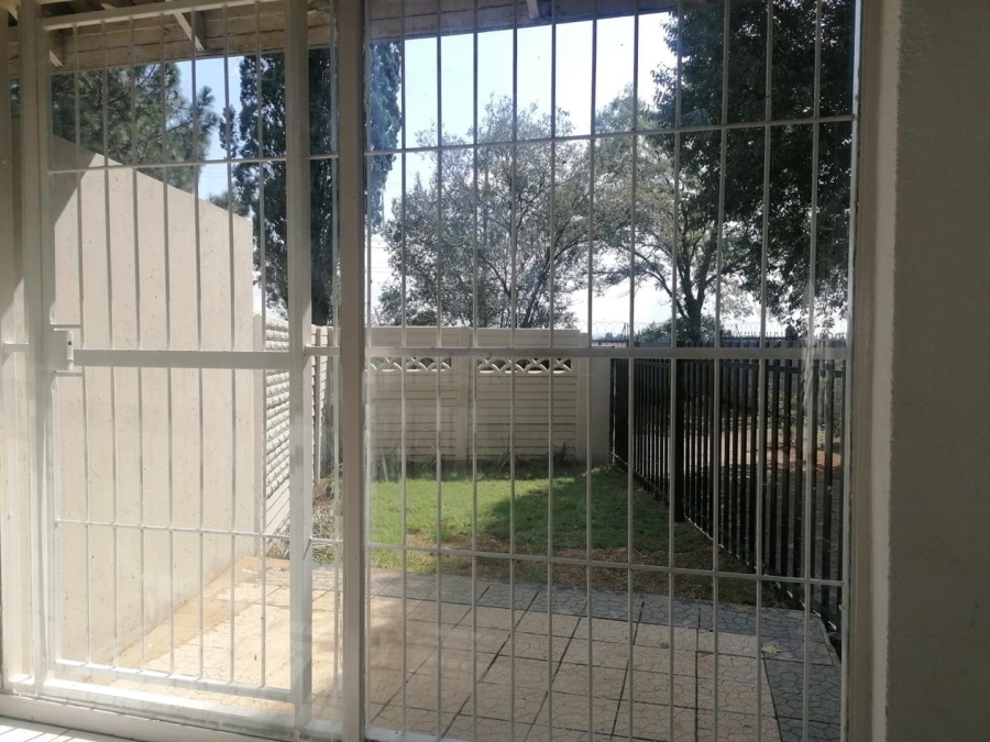 To Let 1 Bedroom Property for Rent in Brackenhurst Gauteng