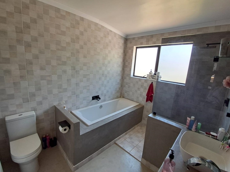 3 Bedroom Property for Sale in Oakdene Gauteng