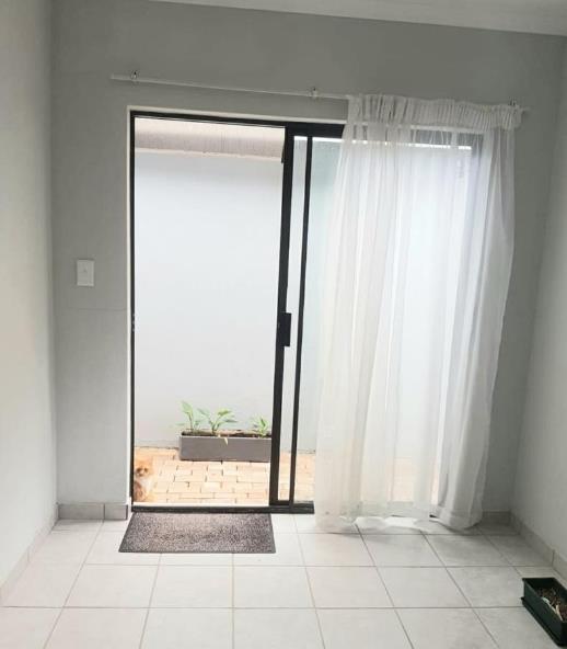 To Let 2 Bedroom Property for Rent in Waverley Gauteng