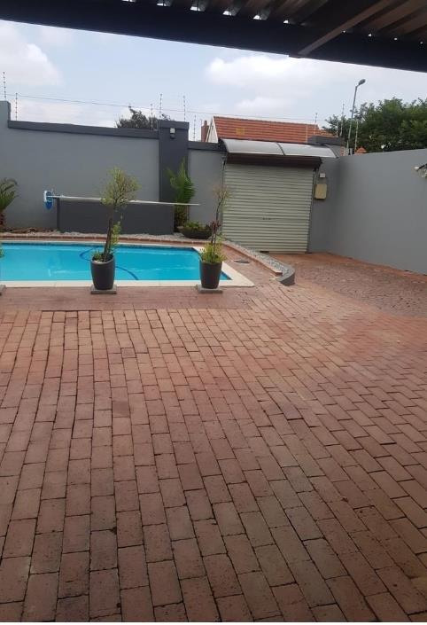 To Let 2 Bedroom Property for Rent in Waverley Gauteng