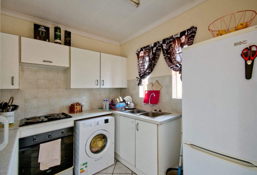 To Let 2 Bedroom Property for Rent in Faerie Glen Gauteng