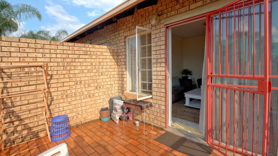 To Let 2 Bedroom Property for Rent in Faerie Glen Gauteng