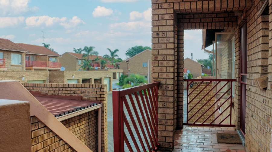 To Let 2 Bedroom Property for Rent in Faerie Glen Gauteng