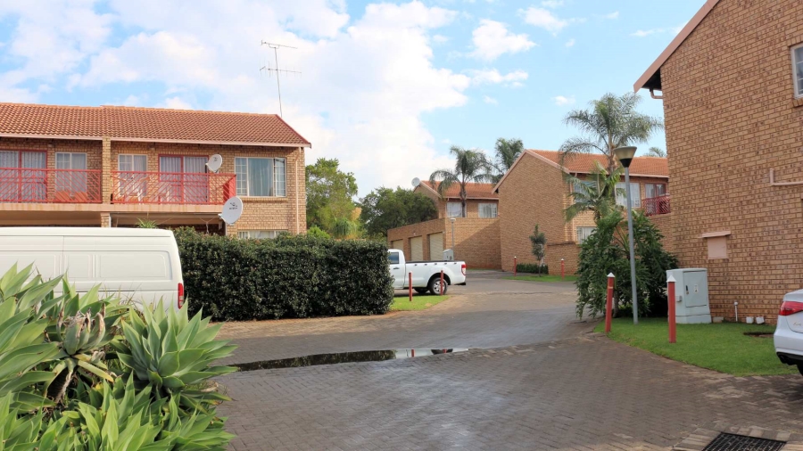 To Let 2 Bedroom Property for Rent in Faerie Glen Gauteng