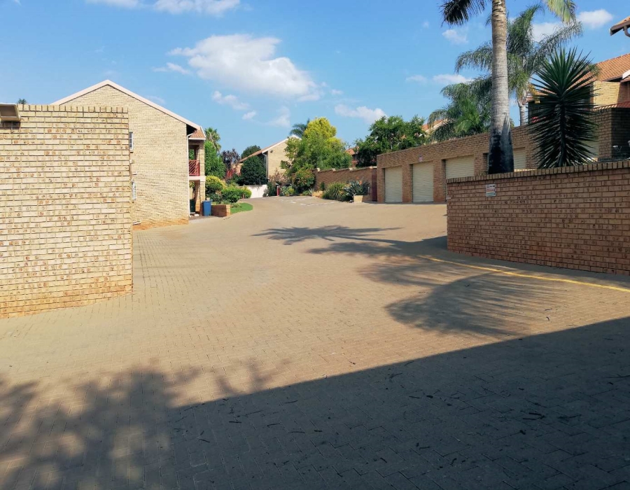 To Let 2 Bedroom Property for Rent in Faerie Glen Gauteng