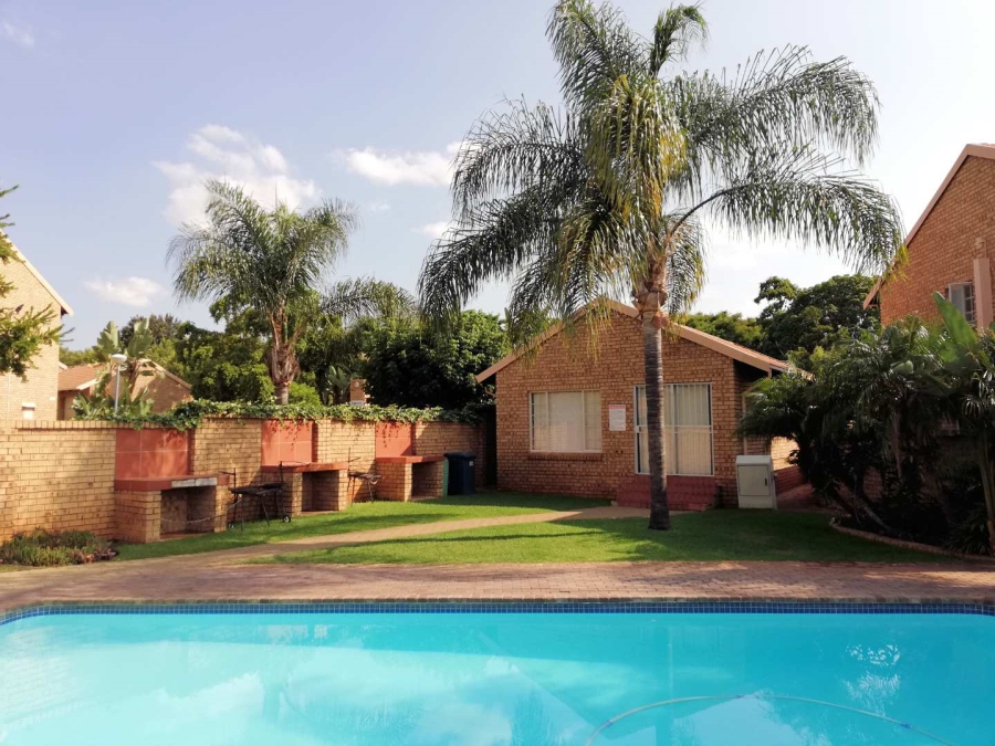 To Let 2 Bedroom Property for Rent in Faerie Glen Gauteng