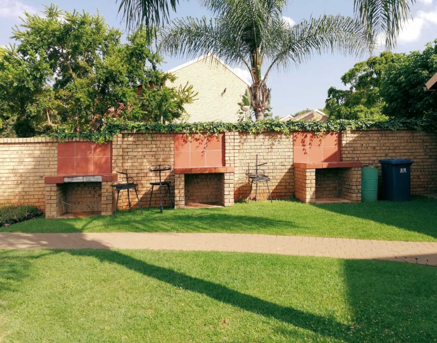 To Let 2 Bedroom Property for Rent in Faerie Glen Gauteng