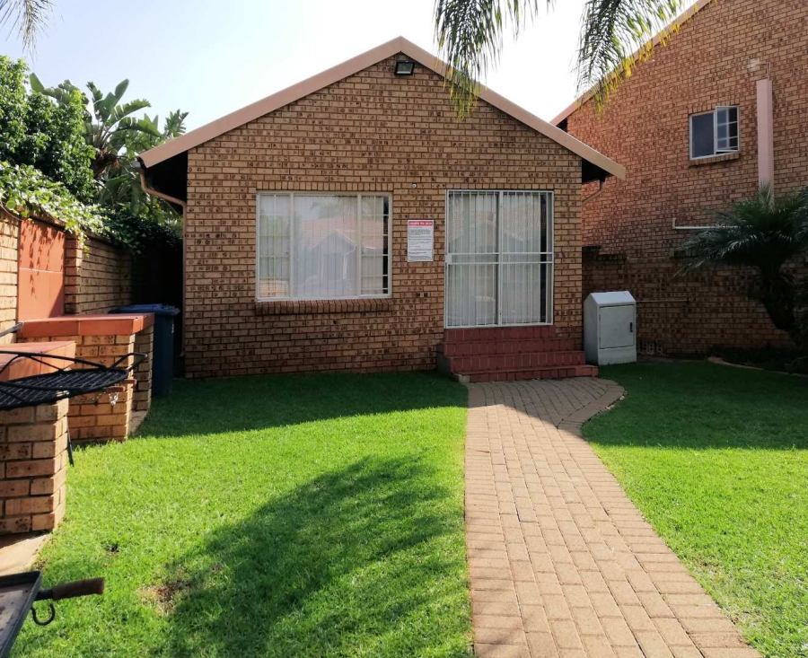 To Let 2 Bedroom Property for Rent in Faerie Glen Gauteng