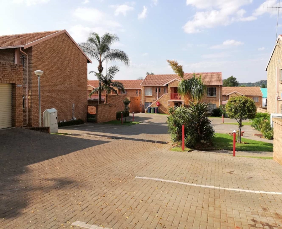 To Let 2 Bedroom Property for Rent in Faerie Glen Gauteng