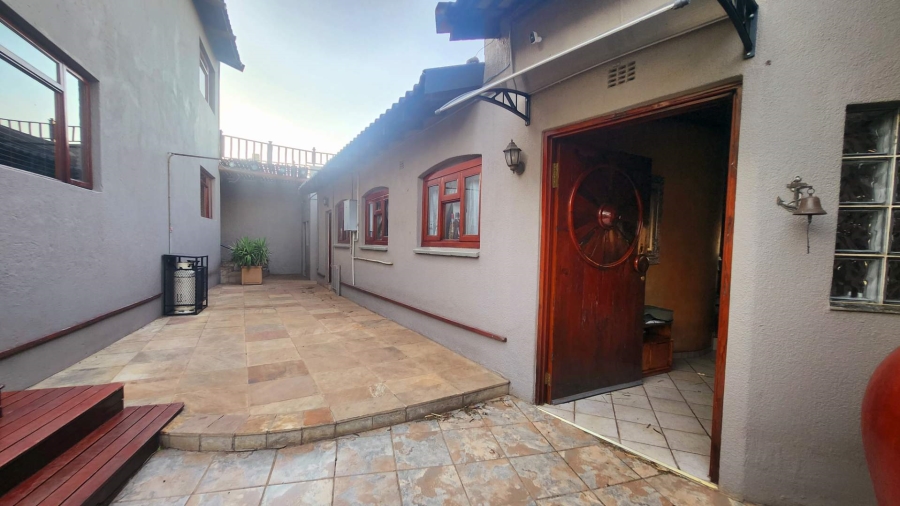 6 Bedroom Property for Sale in Glenvista Gauteng