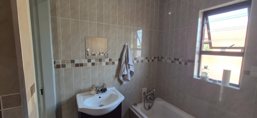 2 Bedroom Property for Sale in Brackendowns Gauteng