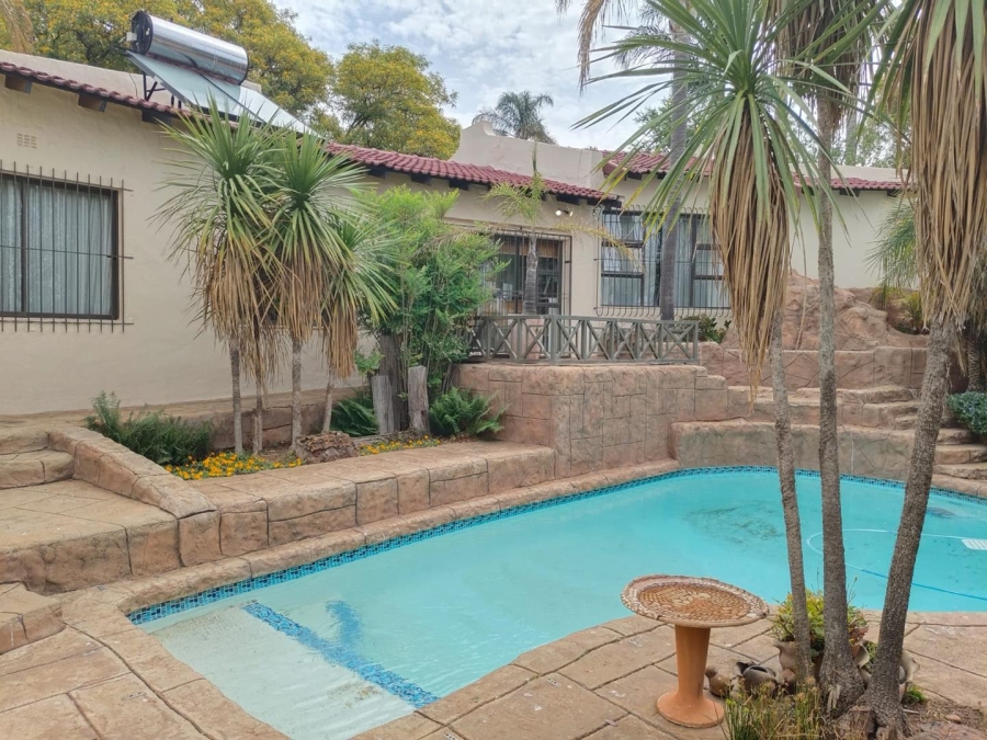 5 Bedroom Property for Sale in Helderkruin Gauteng