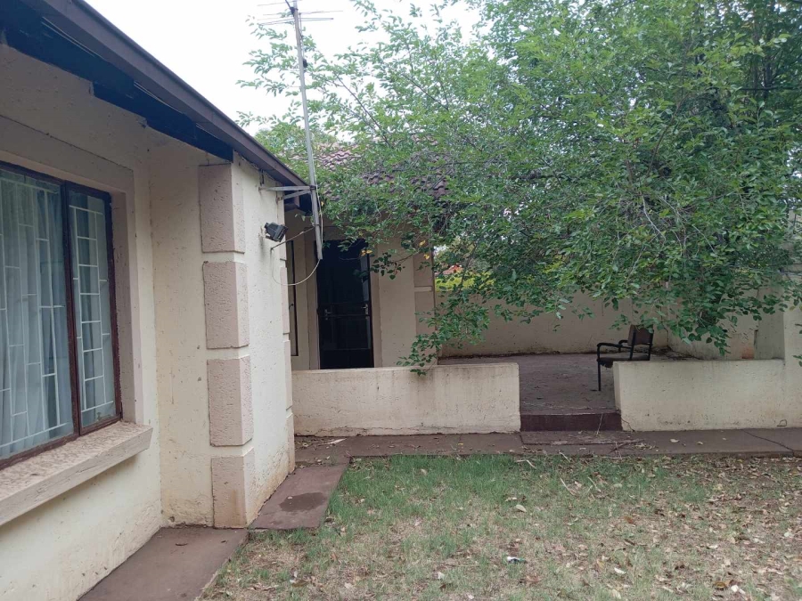 6 Bedroom Property for Sale in Karenpark Gauteng