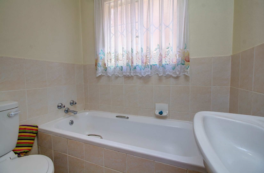 2 Bedroom Property for Sale in Wilgeheuwel Gauteng