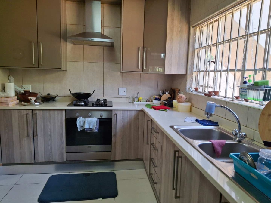 To Let 2 Bedroom Property for Rent in Sandown Gauteng