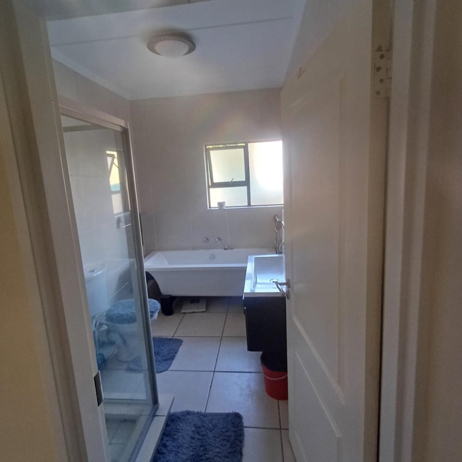 To Let 2 Bedroom Property for Rent in Fourways Gauteng