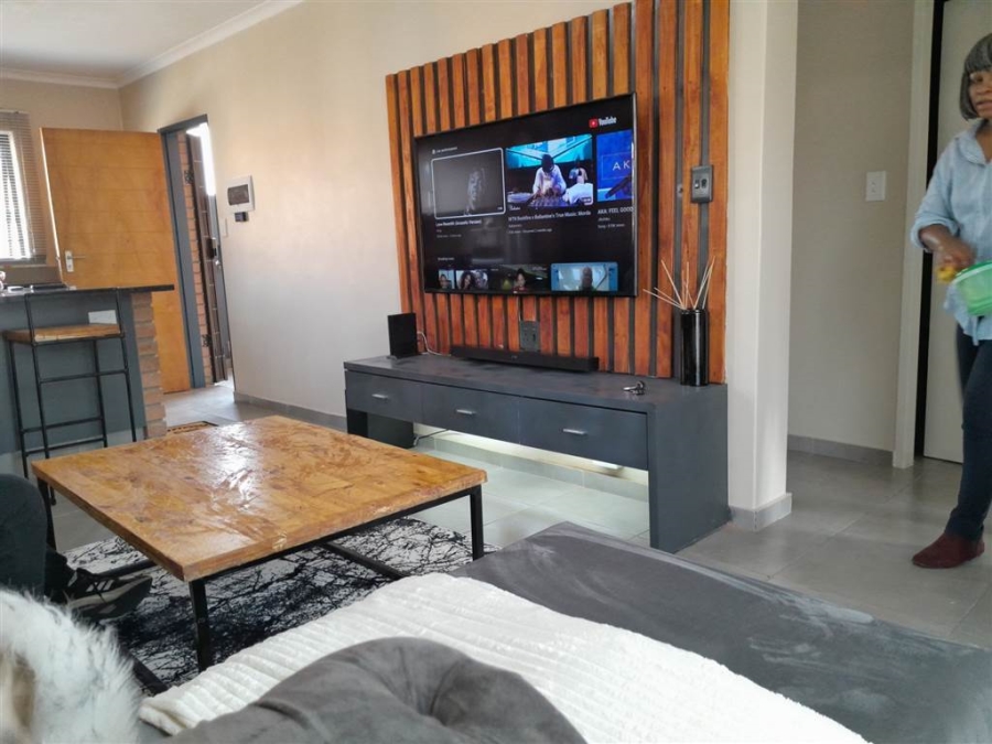 To Let 2 Bedroom Property for Rent in Vorna Valley Gauteng