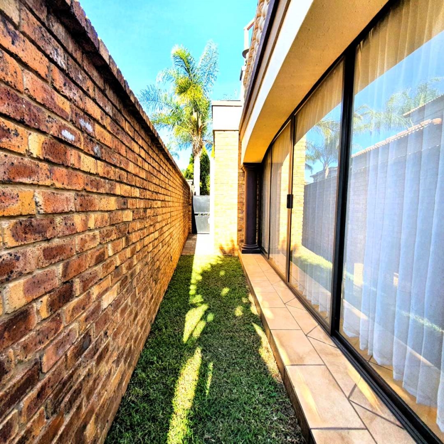 3 Bedroom Property for Sale in Beyerspark Gauteng