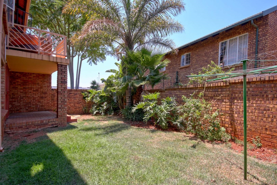 To Let 2 Bedroom Property for Rent in Faerie Glen Gauteng