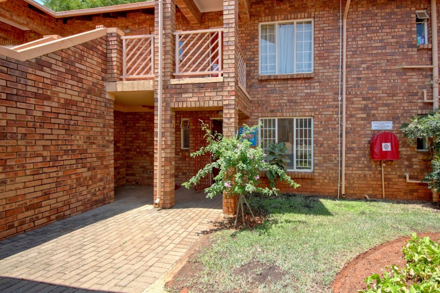 To Let 2 Bedroom Property for Rent in Faerie Glen Gauteng