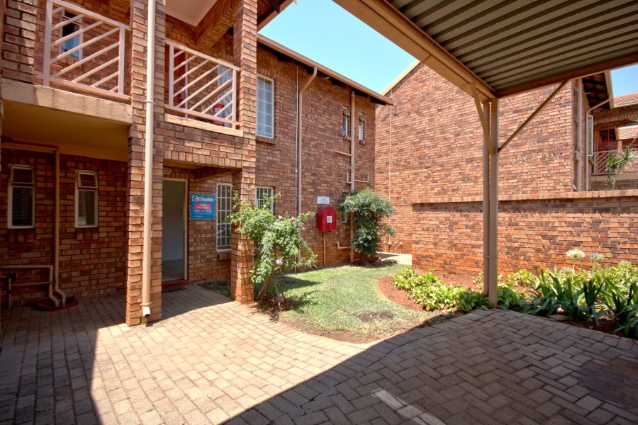 To Let 2 Bedroom Property for Rent in Faerie Glen Gauteng