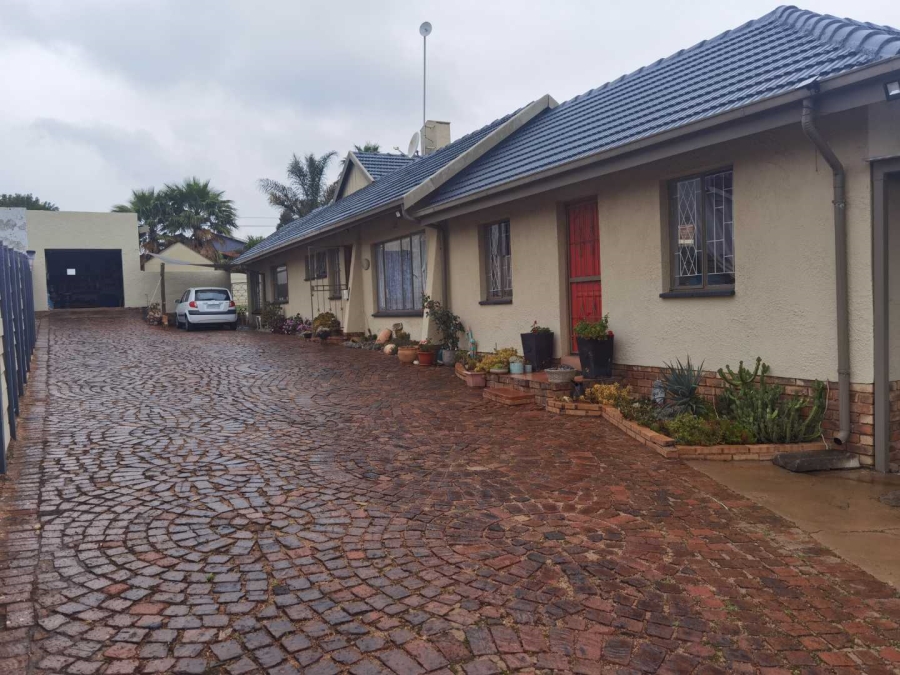 5 Bedroom Property for Sale in Glen Marais Gauteng