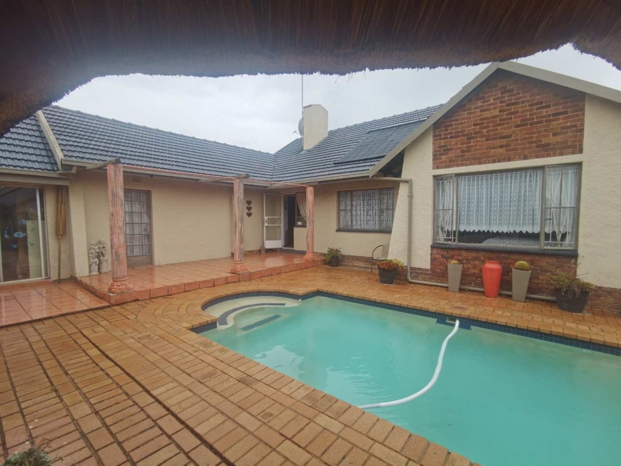 5 Bedroom Property for Sale in Glen Marais Gauteng