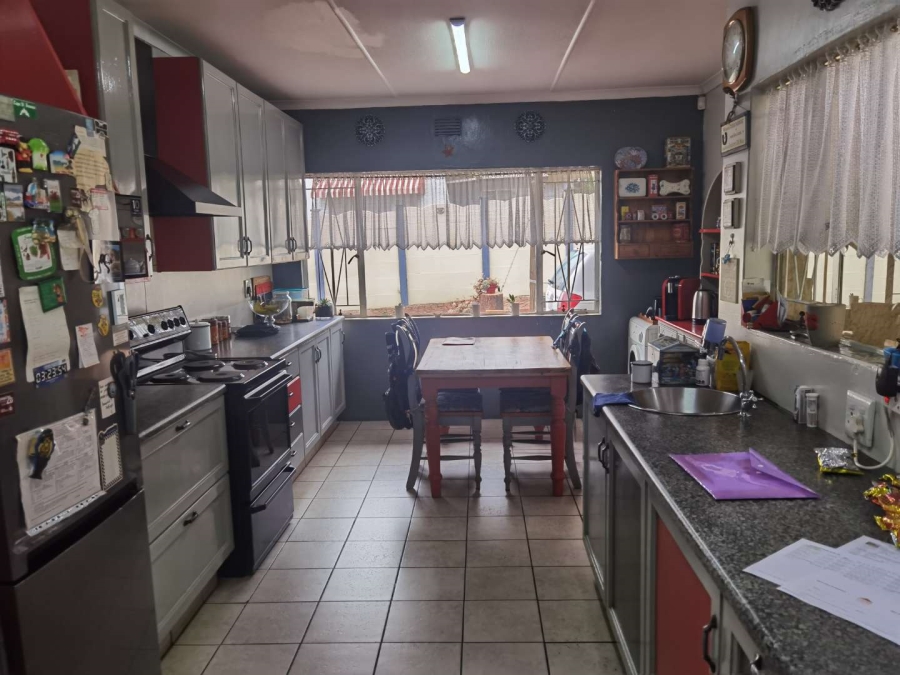 5 Bedroom Property for Sale in Glen Marais Gauteng