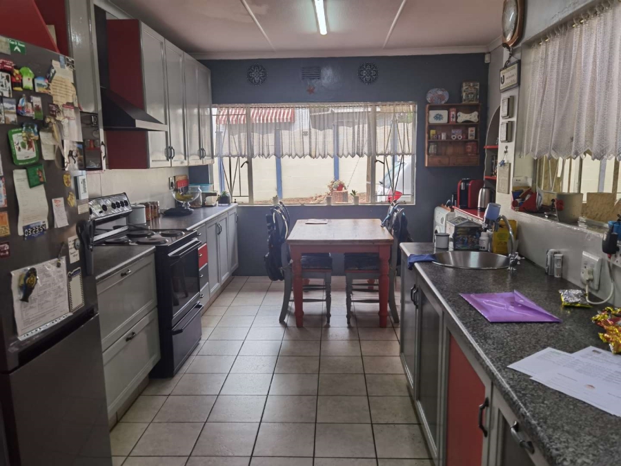 5 Bedroom Property for Sale in Glen Marais Gauteng